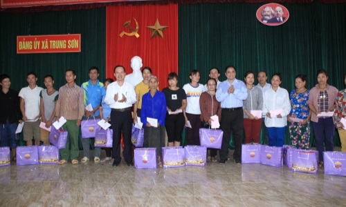 Đồng chí Phạm Minh Chính, Ủy viên Bộ Chính trị, Bí thư Trung ương Đảng, Trưởng Ban Tổ chức Trung ương tặng quà nhân dân vùng lũ huyện Quan Hóa